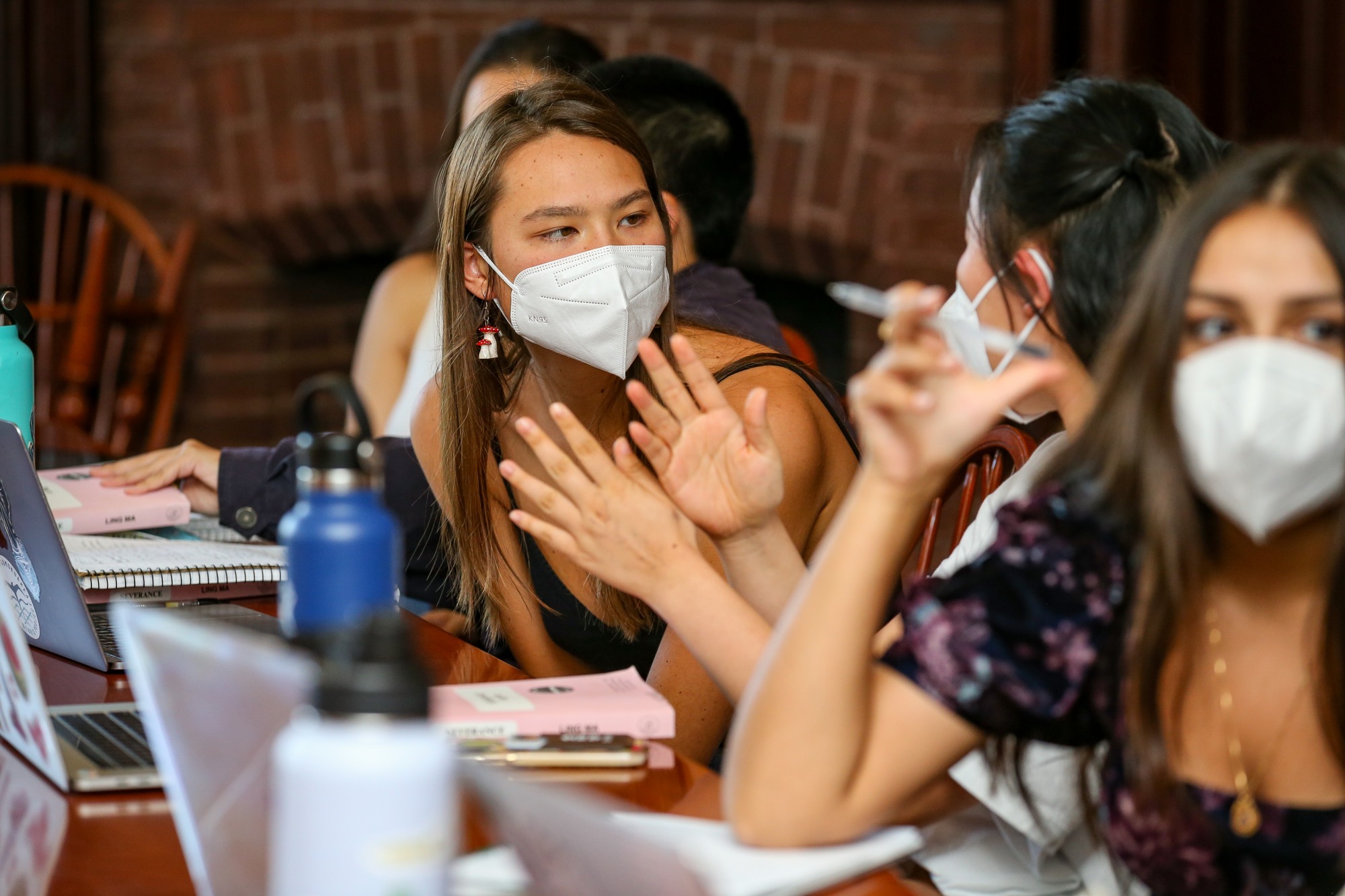 Students in Transpacific Femininities seminar